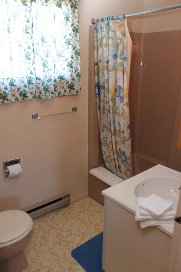 Inn Between The Beaches & Villager Йорк Екстериор снимка